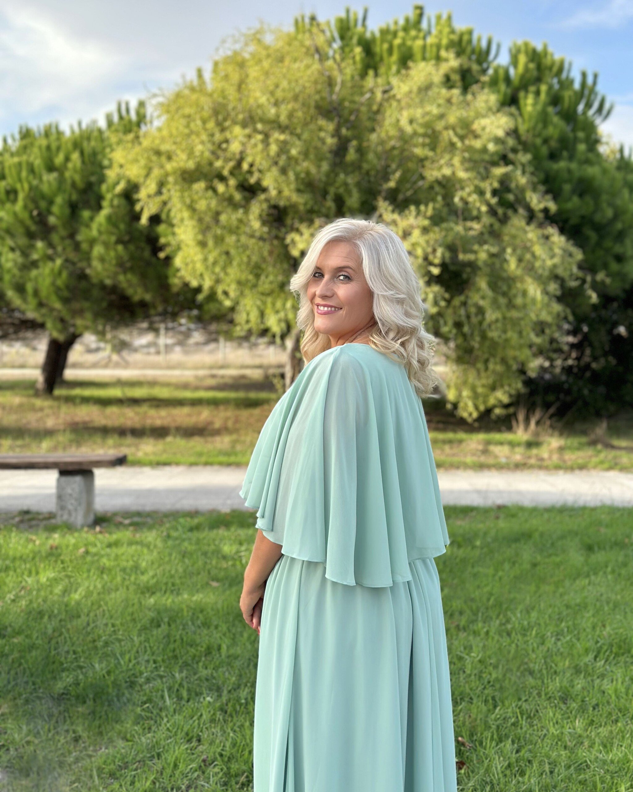 Vestido Capa Cintura Flores Curvy