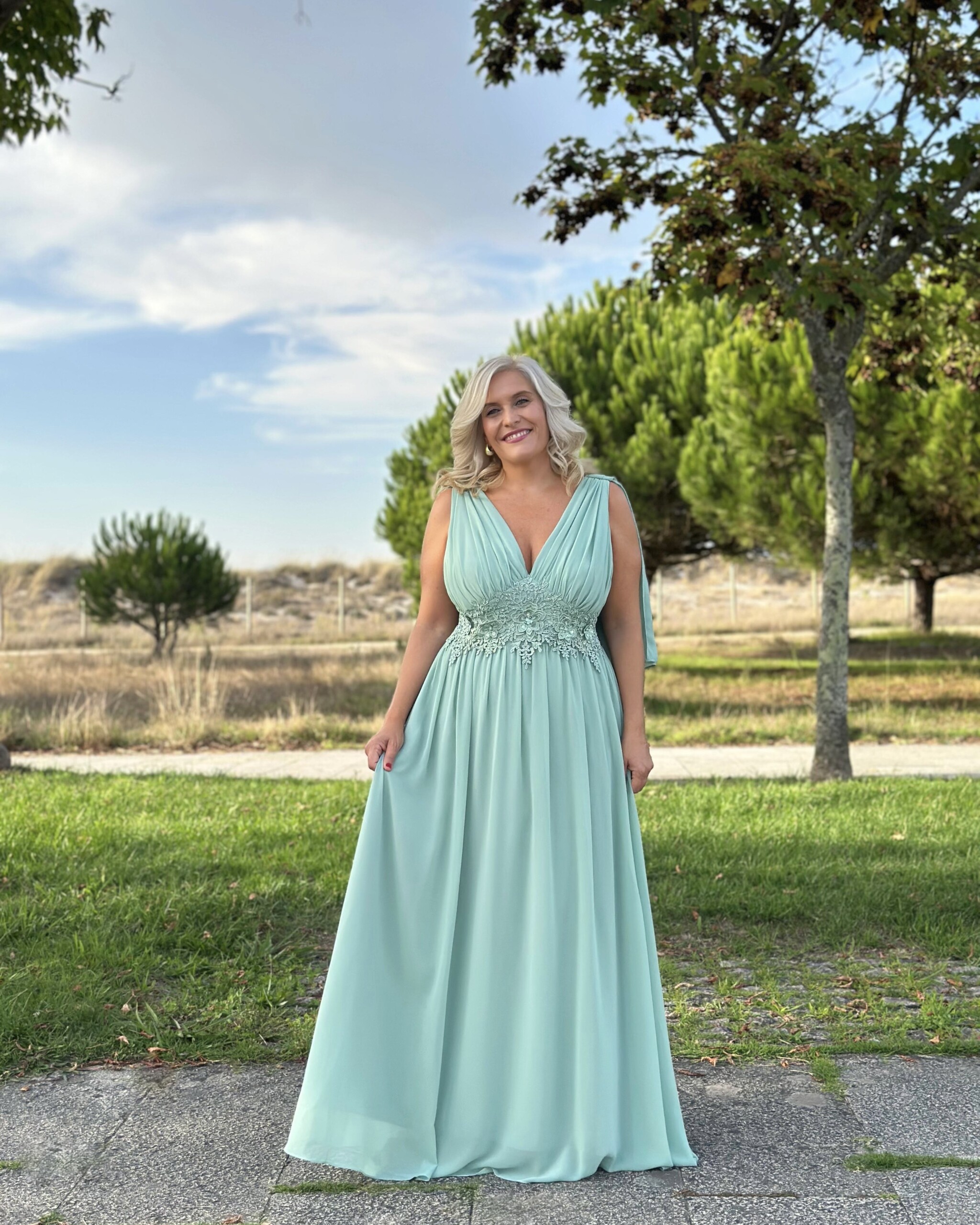 Vestido Capa Cintura Flores Curvy