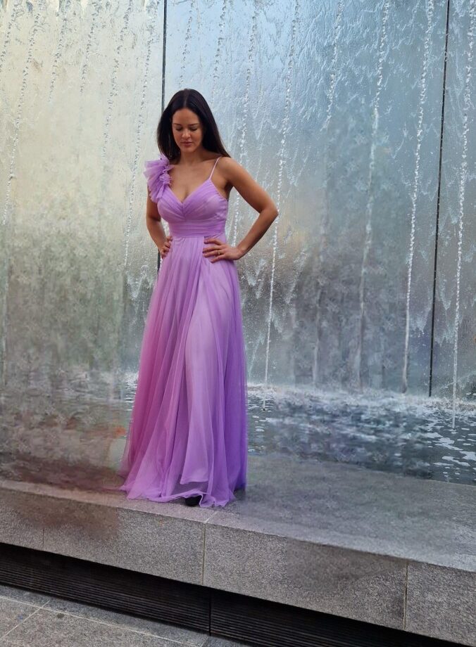 Vestido Tul Abertura Hombro Brillo