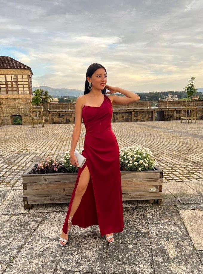 Vestido Asimétrico Abertura Seda