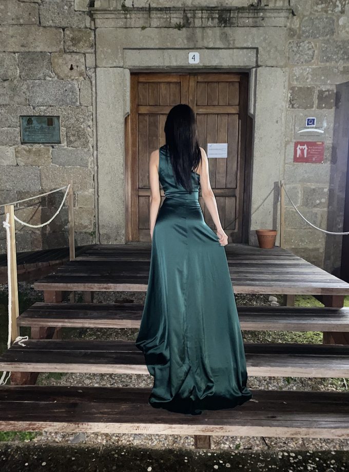 Vestido Asimétrico Seda Cola