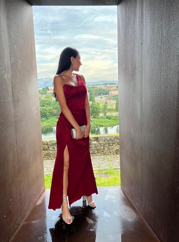 Vestido Asimétrico Abertura Seda