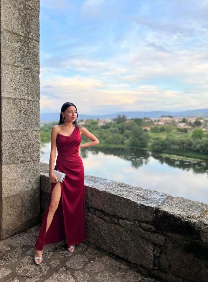 Vestido Asimétrico Abertura Seda