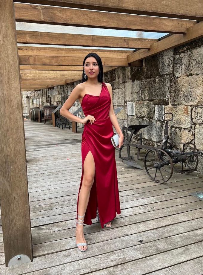 Vestido Asimétrico Abertura Seda