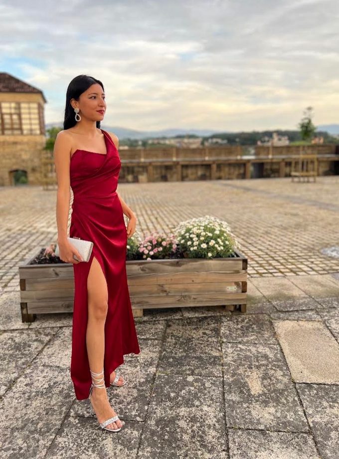 Vestido Asimétrico Abertura Seda