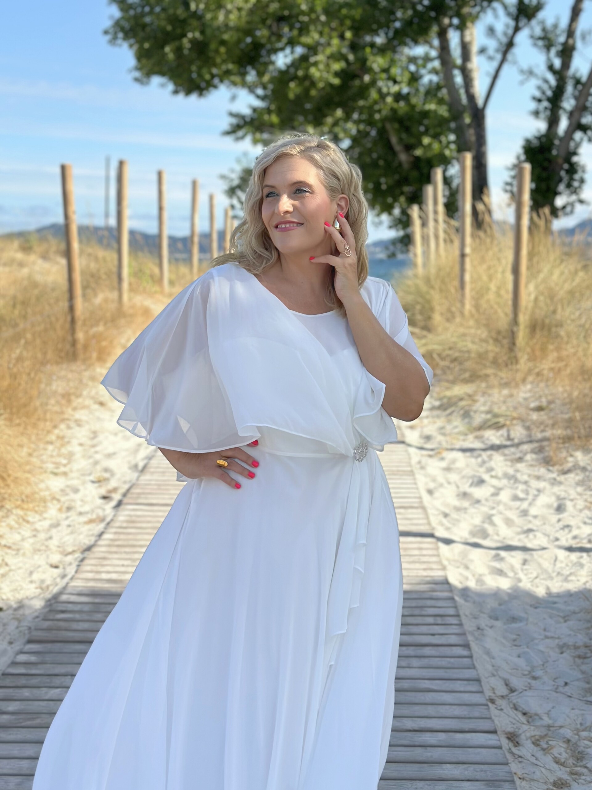 Vestido Capa Broche Flor Curvy Novia