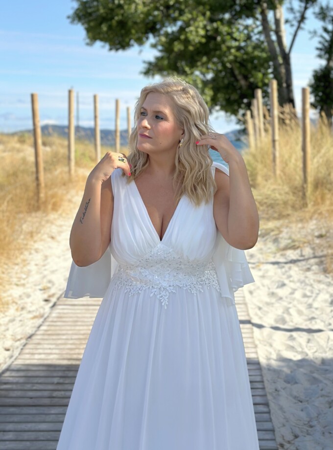 Vestido Capa Cintura Flores Curvy Novia