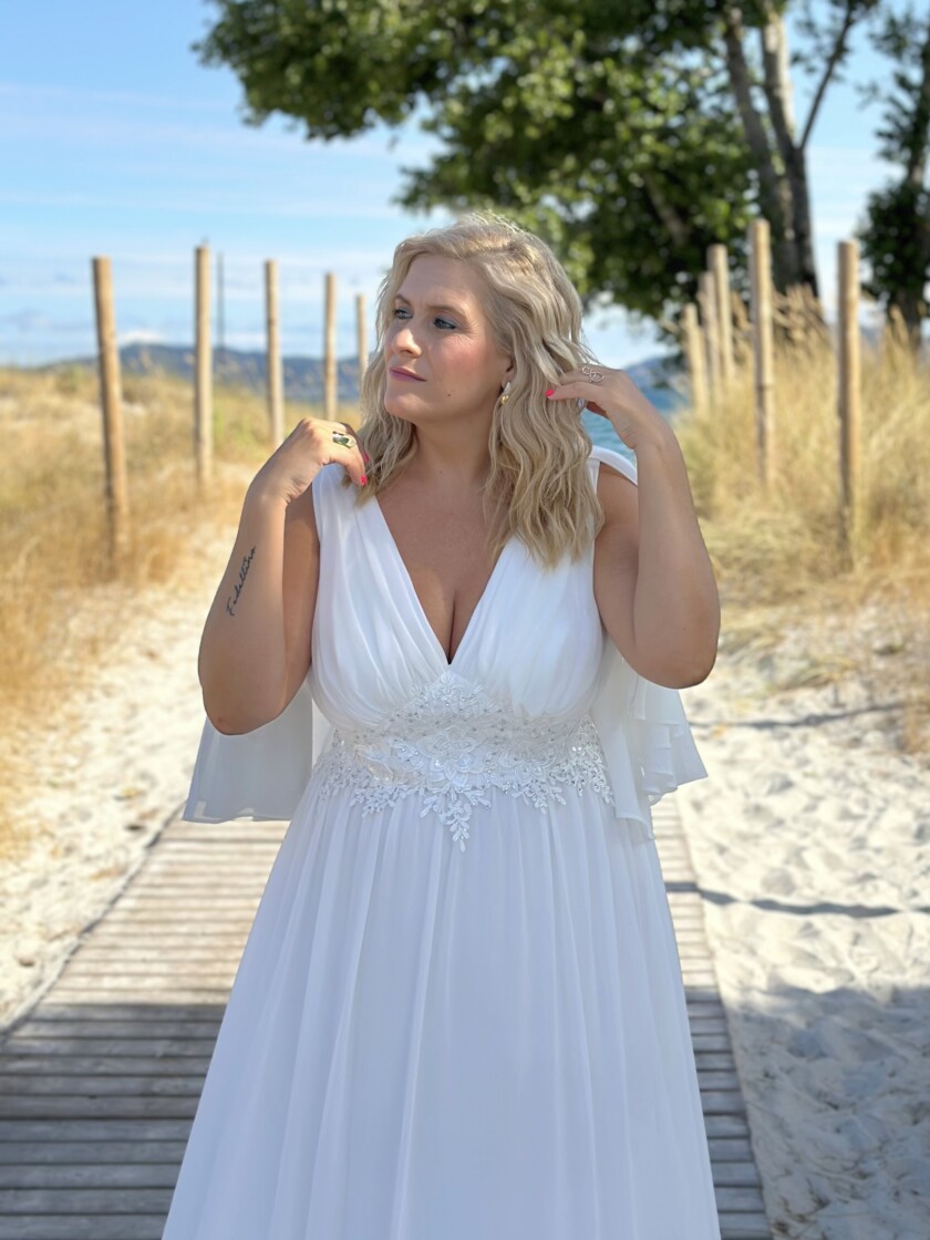 Vestido Capa Cintura Flores Curvy Novia