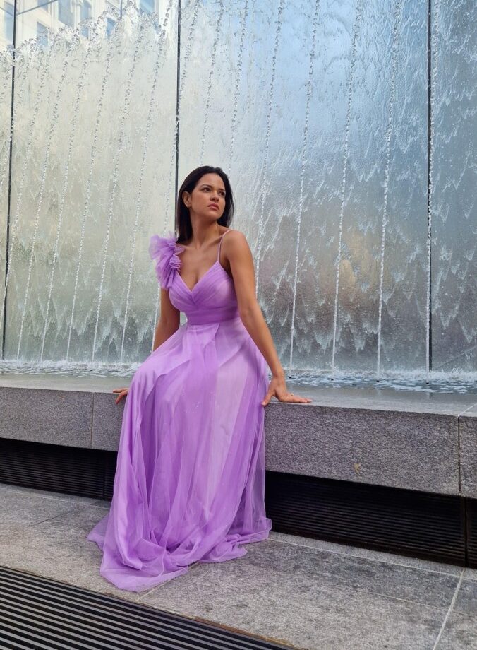 Vestido Tul Abertura Hombro Brillo