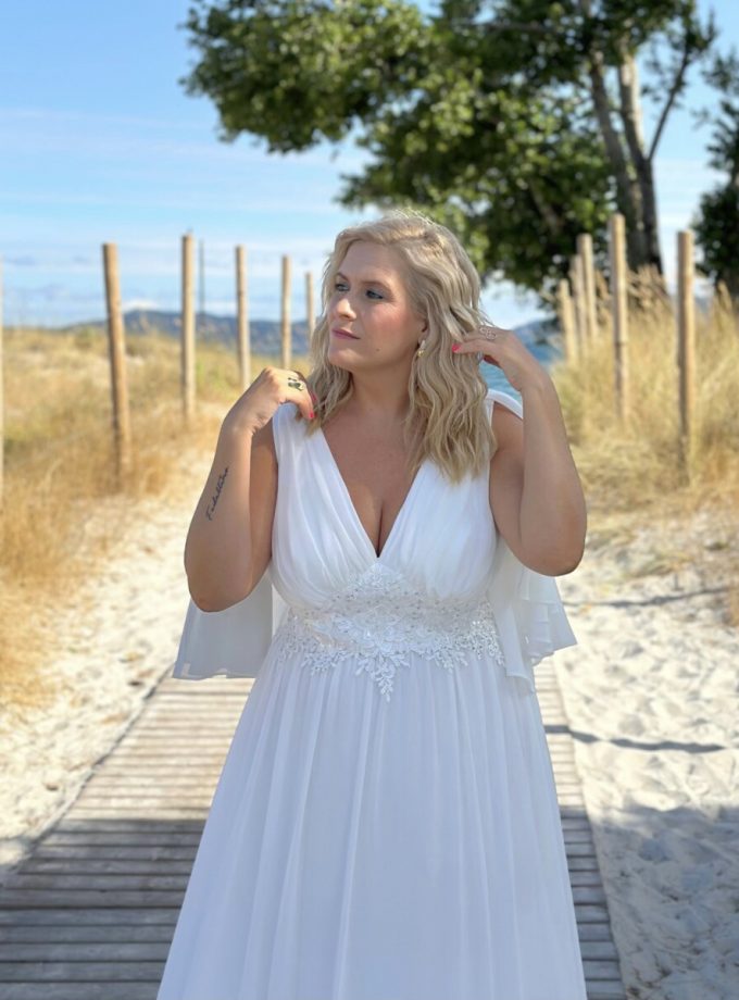 Vestido Capa Cintura Flores Curvy Novia