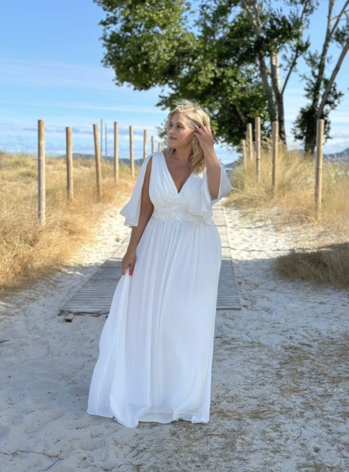 Vestido Capa Cintura Flores Curvy Novia