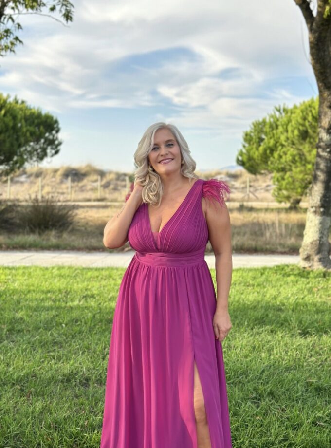 Vestido Curvy Plumas Hombros