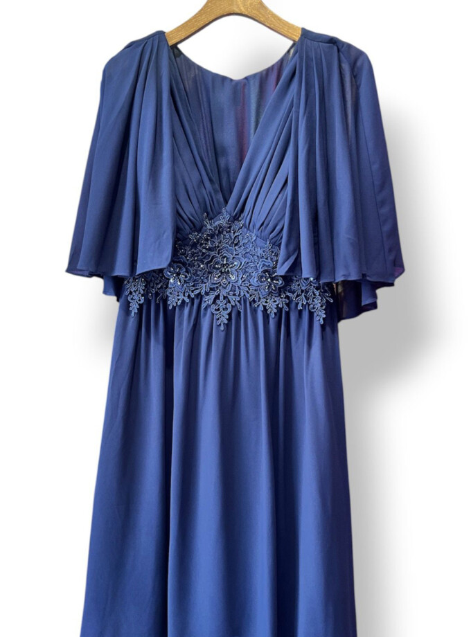 Vestido Capa Cintura Flores Curvy Midi