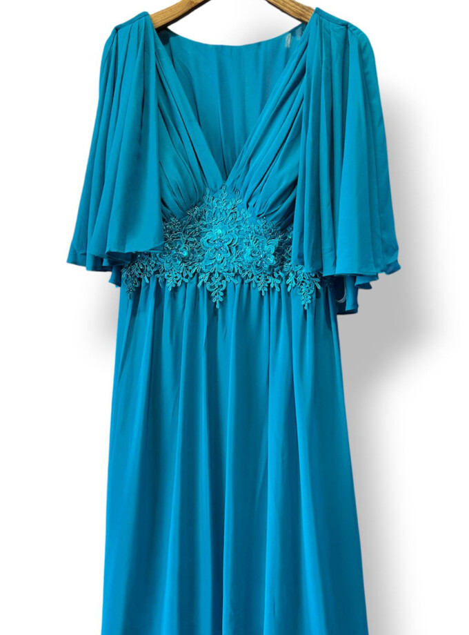 Vestido Capa Cintura Flores Curvy Midi