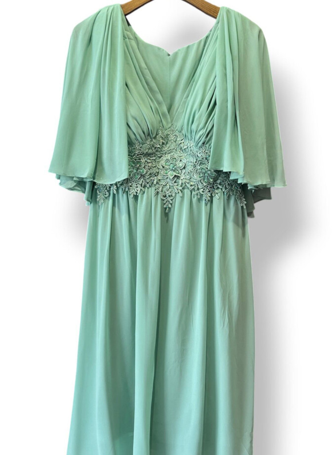 Vestido Capa Cintura Flores Curvy Midi