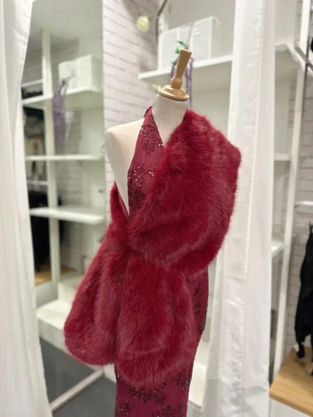 ¿Frío a la vista? En Aloha tenemos la solución ❤️ Pashminas, capas, estolas y chaquetas en un montón de colores para que combines cómo más te guste.